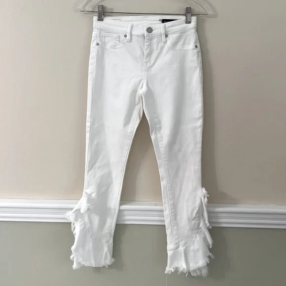 BLANK NYC White Ruffled Flared Hem Crop Length Jeans NWOT - Picture 3 of 12
